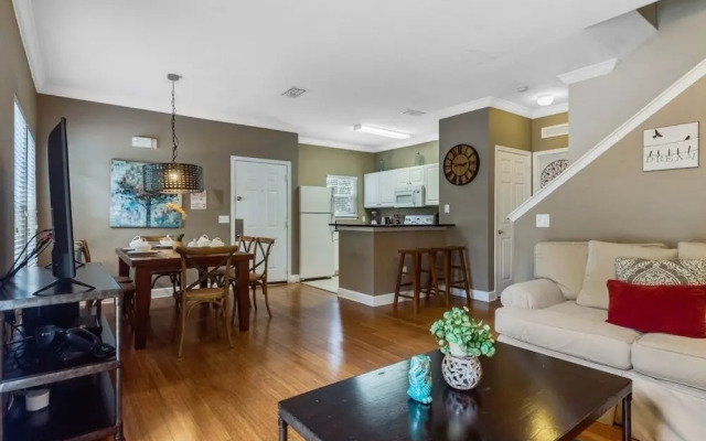 4 Bedrooms S / Lucaya Village Townhouse by RedAwning