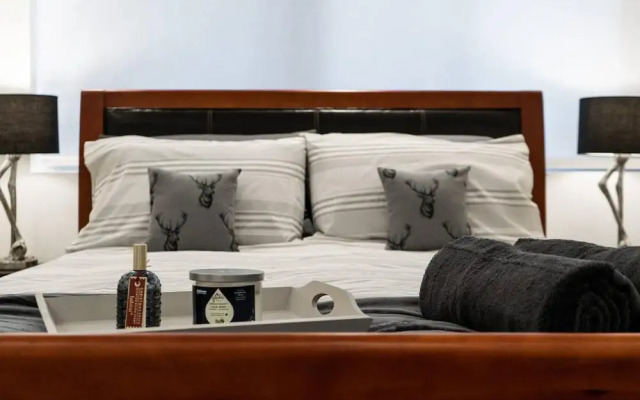 Exquisite 2400sqft 3 Bed Brick Lane Pad