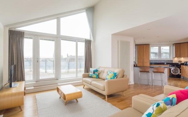 403 Outstanding Penthouse in Vibrant Leith With Secure Parking