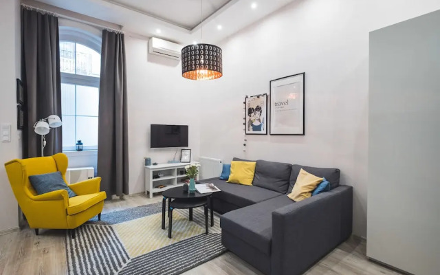 CozyYellowCube Apartment
