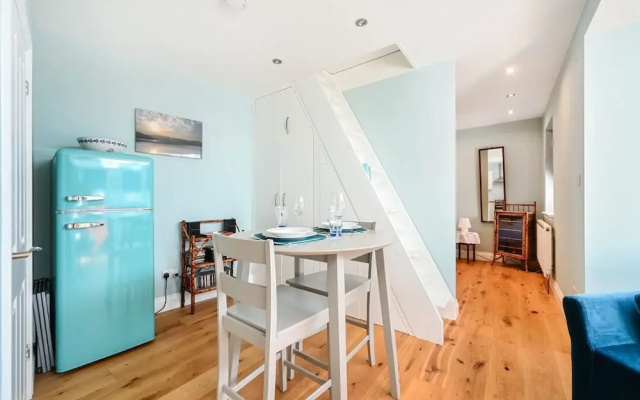 Host Stay Blue Bolthole on Vicarage Lane