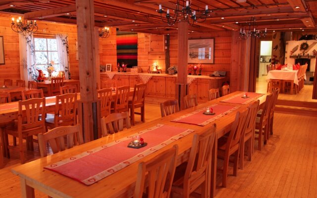 Isokenkäisten Klubi, Wilderness lodge
