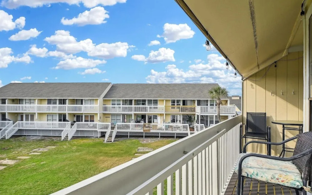 8226 is an upstairs pet friendly studio located in Sandpiper Cove by RedAwning