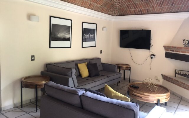 El Jardín De En Medio