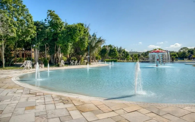 Lindo Apartamento em Condom nio com Piscina