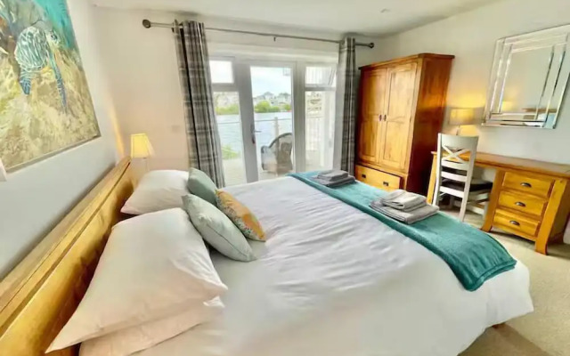 Cotswolds Lakeside Home-Summer Lake