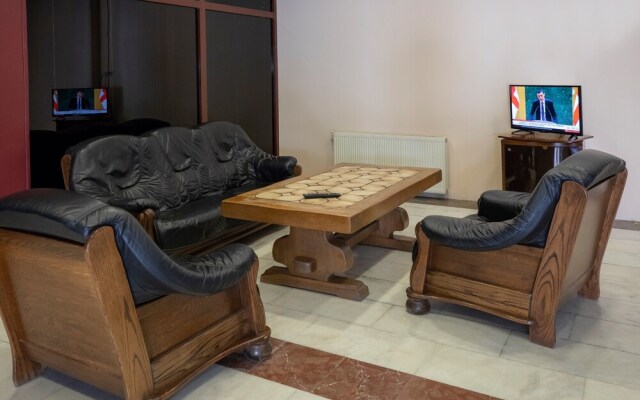 Leader Hotel