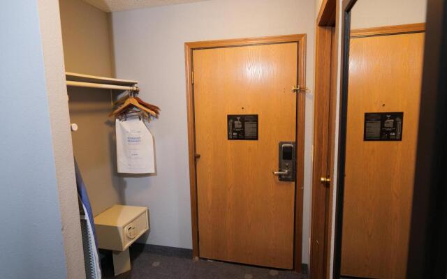 Baymont by Wyndham Flint Airport North