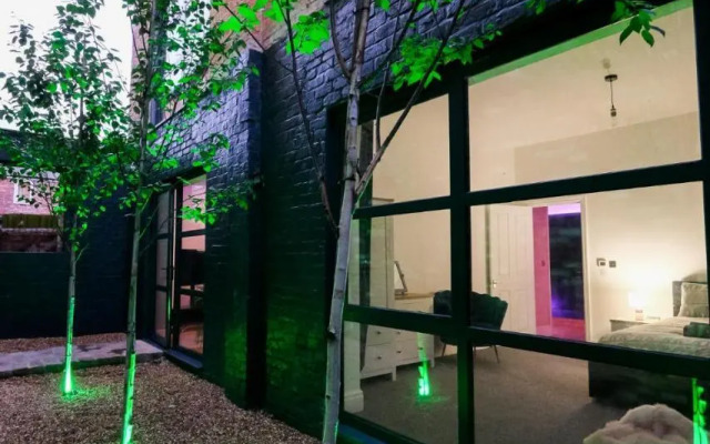 The Eden Warehouse - Pink Apartment (sleeps 4)