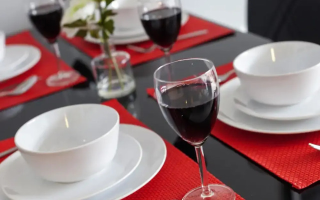 PM & Charles Luxury Apartments - 2 Bedroom - City Center - Parking
