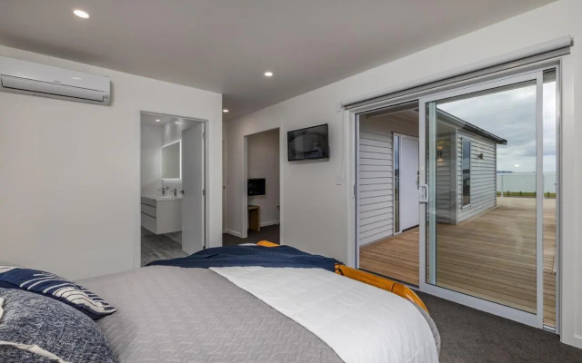 Waterfront Beach House - Paihia Holiday Home