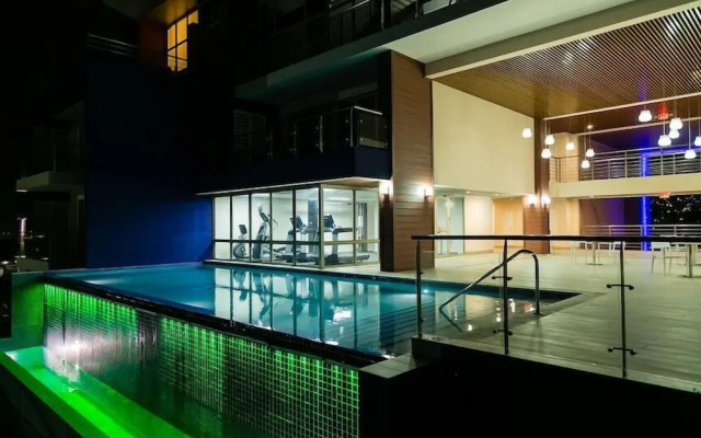 Apartment with roof top pool