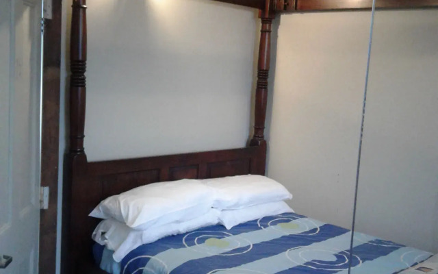 Shooters Saloon Bar Hotel & Cabins