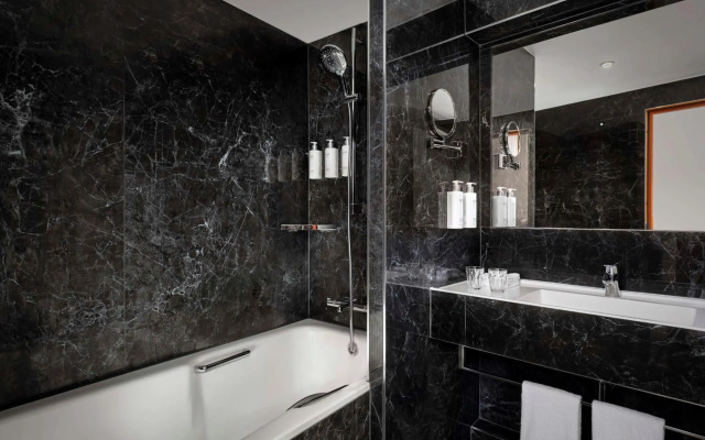 Отель The Cura Kensington