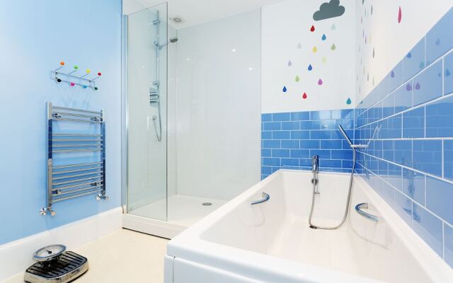 Albert Bridge Apartment