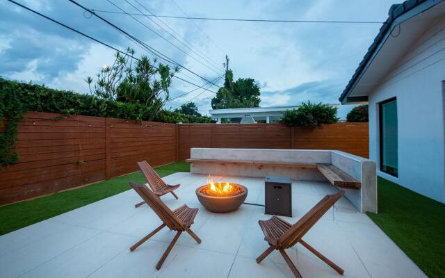 Cozy New Villa w/Cool Cabana+Fire Pit & Games