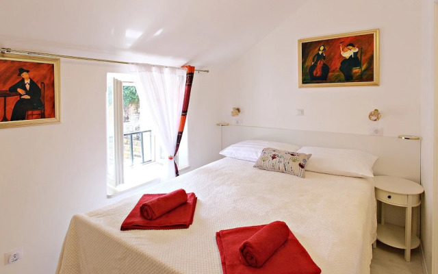 Melek Accommodations