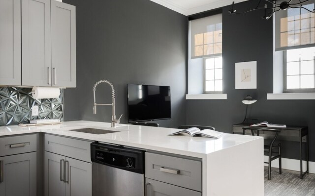 Bordeaux - Luxe LF Square Apts with Rooftop by Zencity