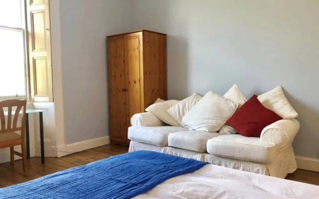 Bright, Spacious 4 Bedroom Apartment In the Old Town, Edinburgh