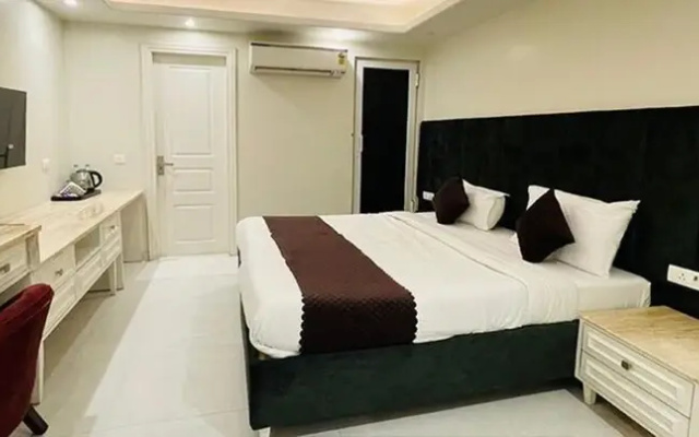 Fabhotel Lands Inn