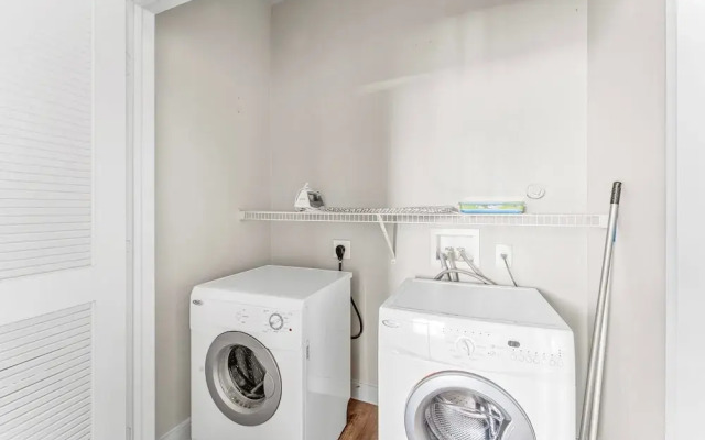 Prime Soco 2BR King Suite w Gympickleballlaundry