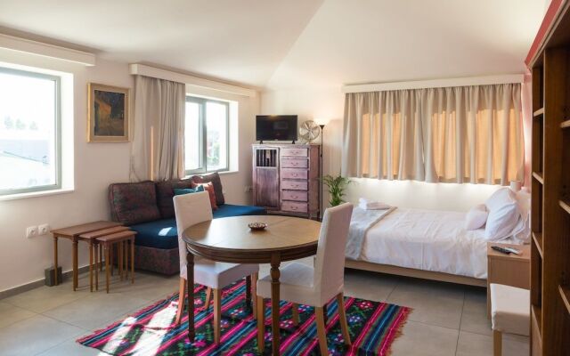 CHROMA Lodge Pikermi