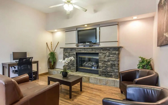 Econo Lodge Inn & Suites