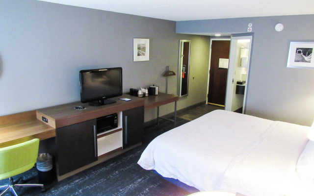 Hampton Inn & Suites Newtown