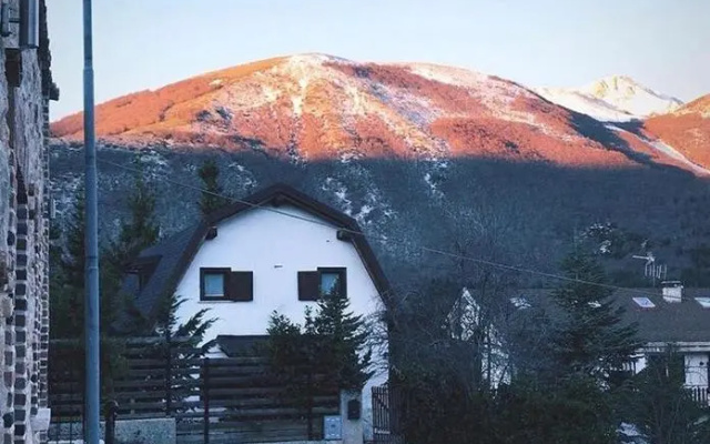 tipica baita con vista sul monte magnola