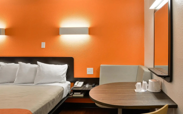 Motel 6 Toledo, OH