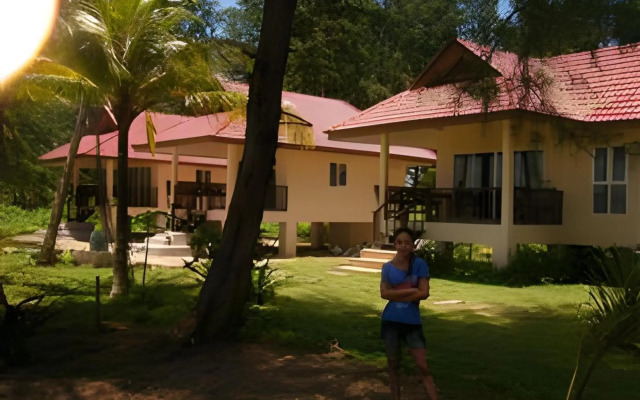 Pranee Beach Bungalows