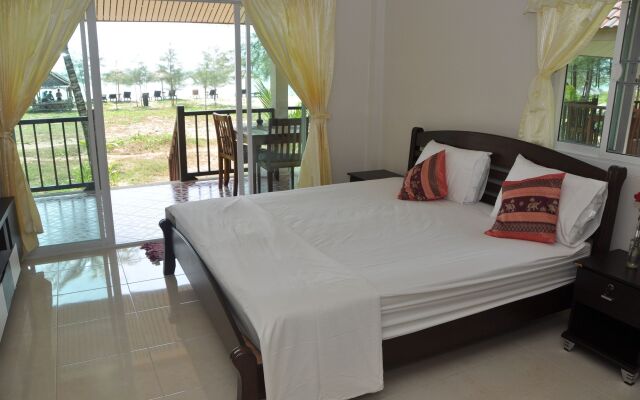 Pranee Beach Bungalows