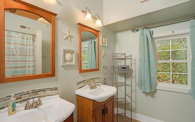 Blue Heaven by Oak Island Accommodations