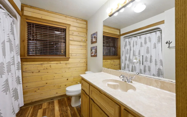 Lacey Dogwood Family Cabin With Free Wifi and Private BBQ by Redawning