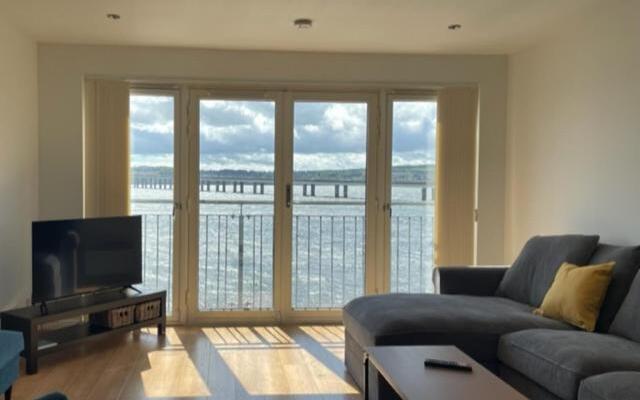 Lux Waterfront 2 bed Apt, V&A 10min walk, St Andrew's Golf 25min drive