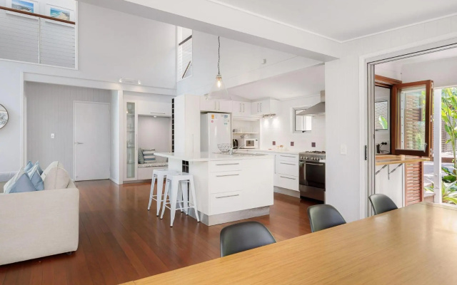 Dwyer St Great Family Beach House – Guest Rooms – Sunshine Beach