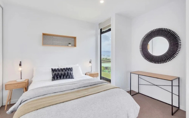 Takapuna Contemporary 2BR with Carpark