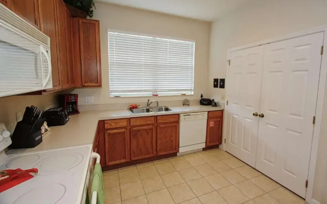 2633 Trafalgar Village