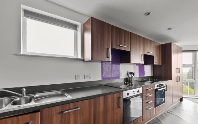 8 Bed Apartment @ Derriford Stays by Pureserviced