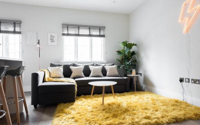 The Soho Hideout  - Modern & Bright 2BDR in Central London