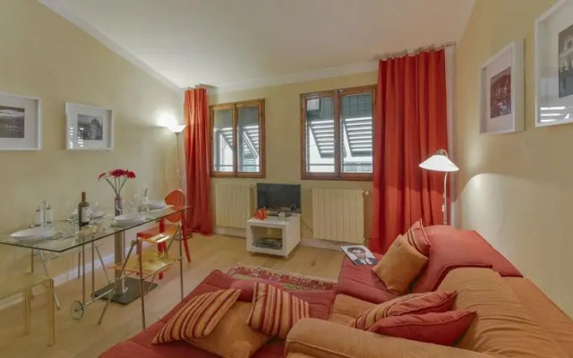 Scarlett Halldis Apartment