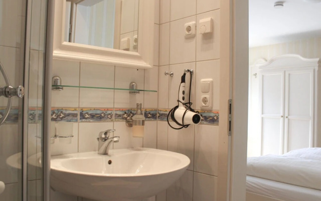 Bubbly Apartment in Warnemünde near Beach