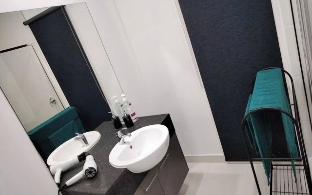 Modern & Cosey 4bedroom House Walk to Beach