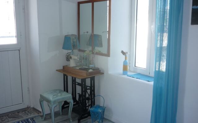 Traditional Villa 7 Mins Drive From Haraki Beach