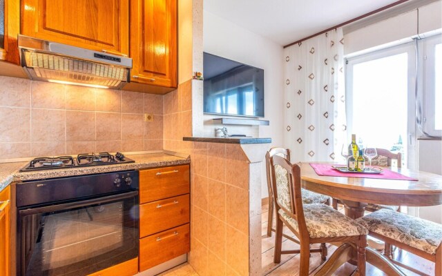 Stunning Apartment in Duce With Wifi and 1 Bedrooms