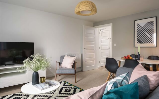 Canalside Scandinavian - Parking & Netflix