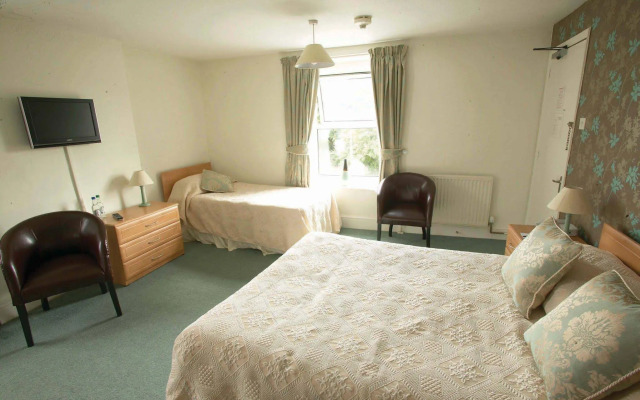 Pettifers Freehouse Hotel