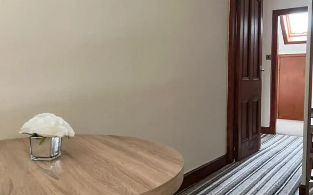 4 bed bungalow near Airport