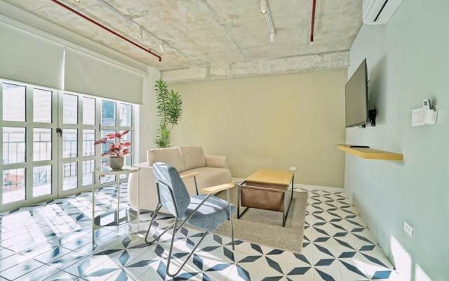 w Picturesque 2BR in Plaza Herrera
