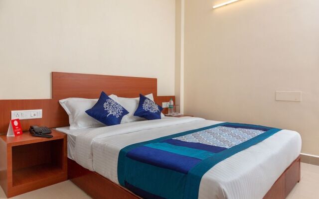 OYO 22105 Hotel Half Moon Inn